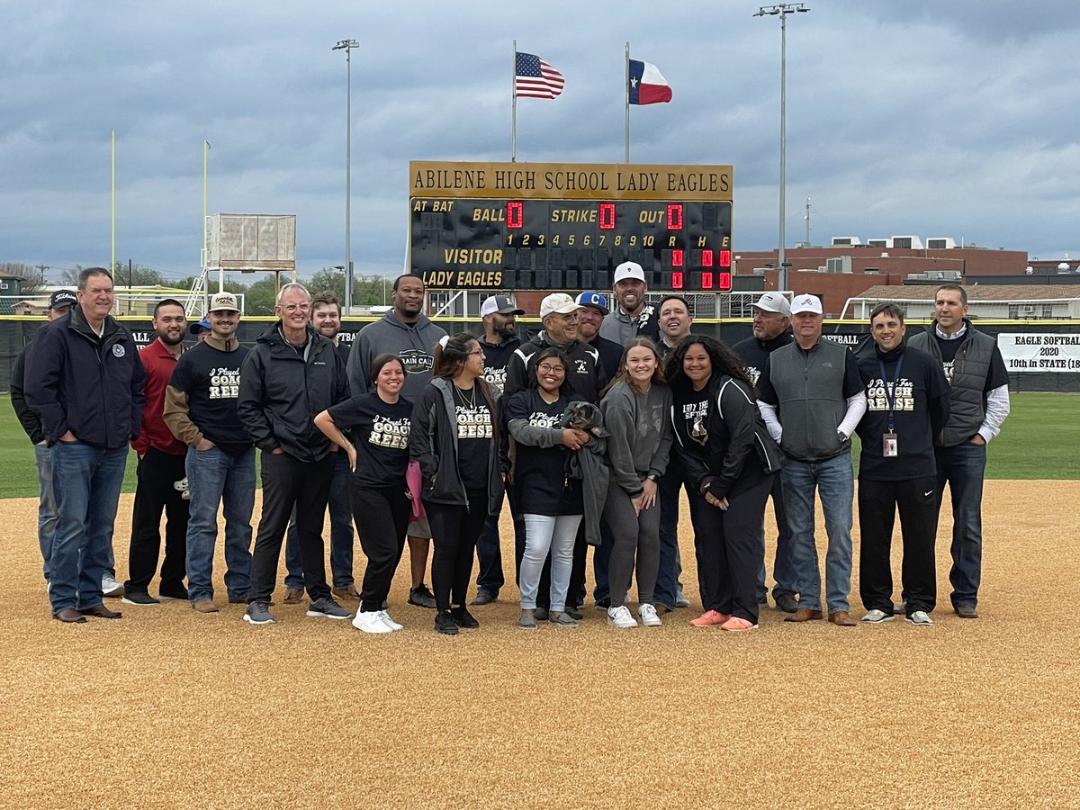 jhofeditz's tweet image. Before tonight’s game, Abilene High softball coach Jim Reese is honored by current and former players from stints coaching football, baseball and softball with the Eagles. Reese is retiring at the end of this year
#AbileneHighEagles #txhssb #txhssoftball @Eagle_Softball1