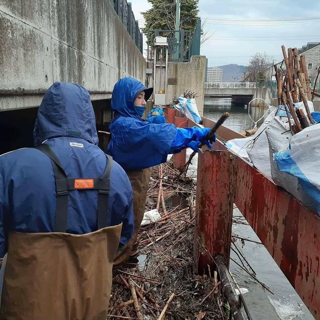 hiroyukinjpw's tweet photo. いつもの小樽運河清掃。本日は6人で土嚢68袋回収しました。みんなありがとう😭✨
毎週土曜日朝6時30分から小樽運河食堂駐車場て朝活してます。お待ちしています。
#小樽 #小樽運河 #清掃ボランティア #GSTC #gstcouncil https://t.co/gI1M5gLmBz
