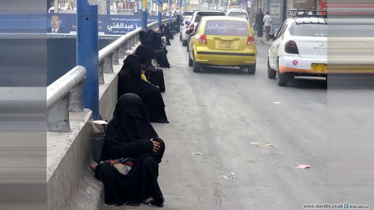 عندما يتحدث الحوثي عن العزة والكرامة لليمنيين :
وسجونه تعج بالألاف رجال و نساء،شعب بلا كهرباء ولاماءولاغاز ولاغذاءولاكساءولا صحة.
أين موارد هيئة الزكاة واين موارد النفط والاتصالات والضرائب والجمارك واين التبرعات واين مواردصنادق النظافةوالتأمينات والشباب.
اي كرامة ابقيتموها للشعب