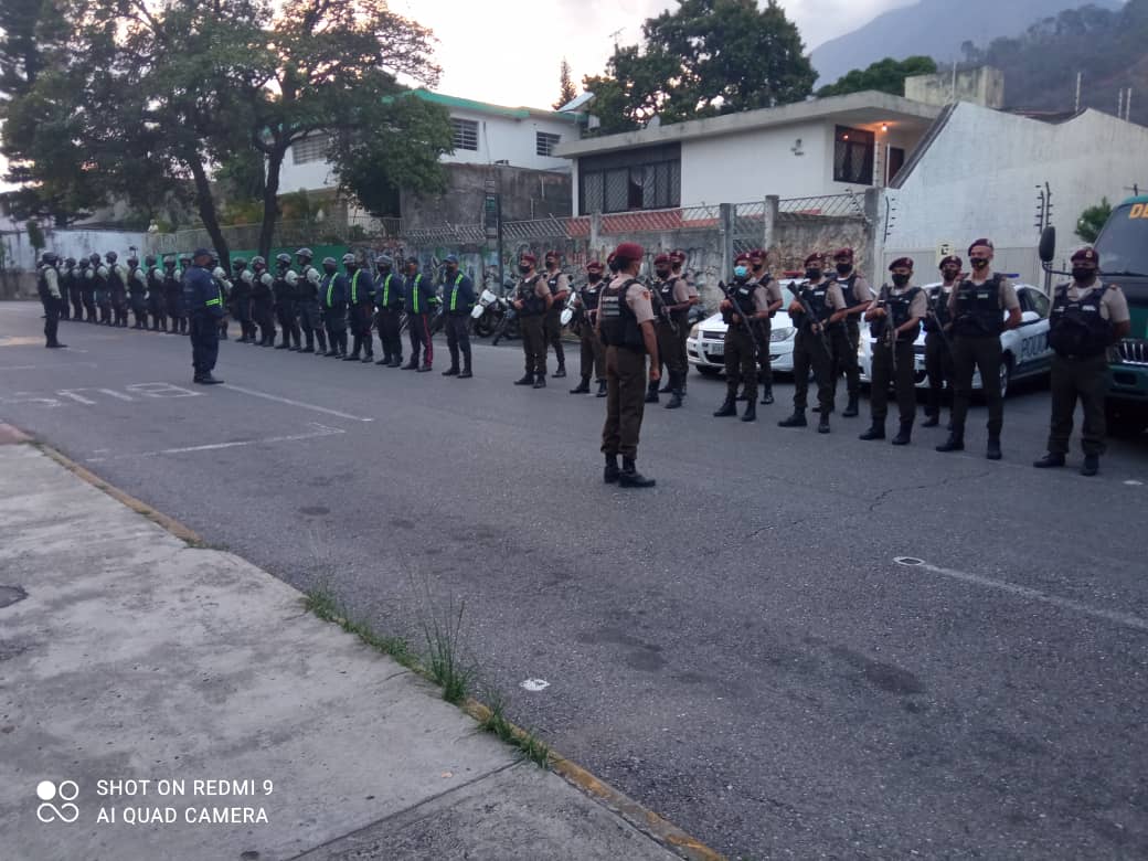PolisucreOficia's tweet photo. #16Abril | Despliegue Conjunto Estrategico de Seguridad Ciudadana Inteligencia Patrullaje y reacción Inmediata #Plan76 INPRI al servicio de la ciudadanía para garantizar la paz y seguridad.
#UrbElMarques
@capitalzodi41
@PoliciaMiranda
@DESURPETAREGNB
#ServirYProtegerPMS https://t.co/Uu65v5mpIl