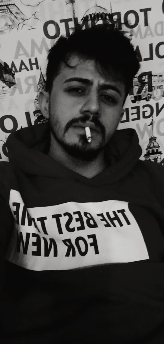 En kötüsü de etrafa renk saçarken, kendi içinde siyah olmak.