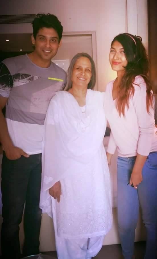 mirelaandrei10's tweet photo. #SidharthShukla 💙😍
#celebrity #style #magic #oldpics #keepshining #keepsmiling #adoreyou #oldfans #oldandnewlove #loveyouforever ❤
@sidharth_shukla
@shivandi @ElyElena28 @2Romanian
#awesomeday #goodvibes #staysafe #staykool https://t.co/HoUBGKg6Mz