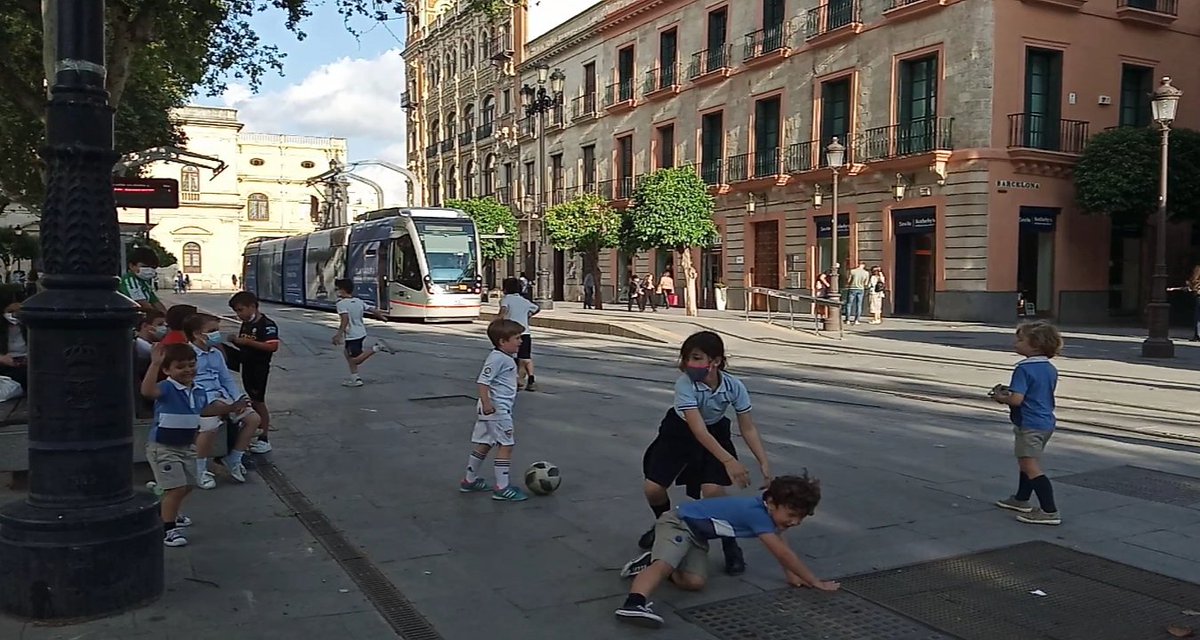 En la mayoría de las calles el automóvil ejerce un modelo de paternidad firme, autoritario y eficaz. Por desgracia, existen algunos reductos donde predomina el estilo de crianza laxo e irresponsable ejercido por ciertos medios de transporte, y es allí donde aparecen conflictos.