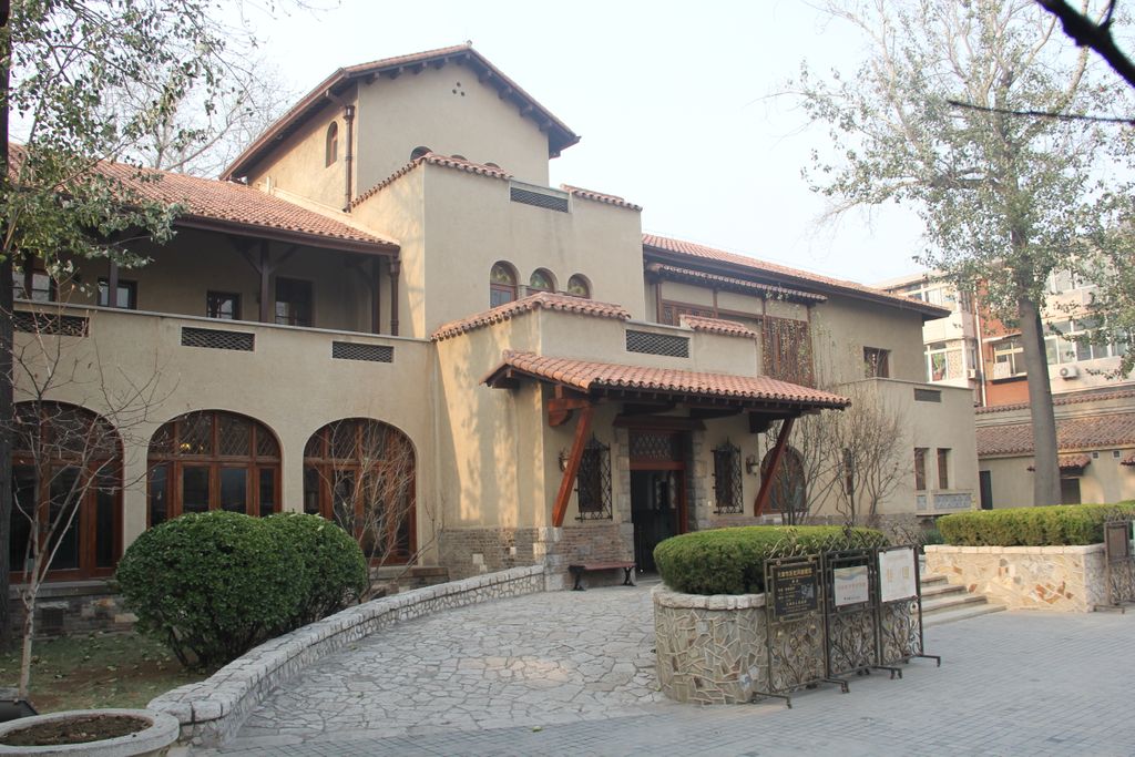 EnjoyTianjin's tweet photo. #Eruditiontoday Tianjin Jingyuan is a Spanish medieval architectural style villa where the last emperors Pu Yi and Wan Rong lived here from 1929 to 1931. This is also one of the few mansions in modern China whose design aesthetics can reach the essence of European architecture. https://t.co/cYJu9QnXWd