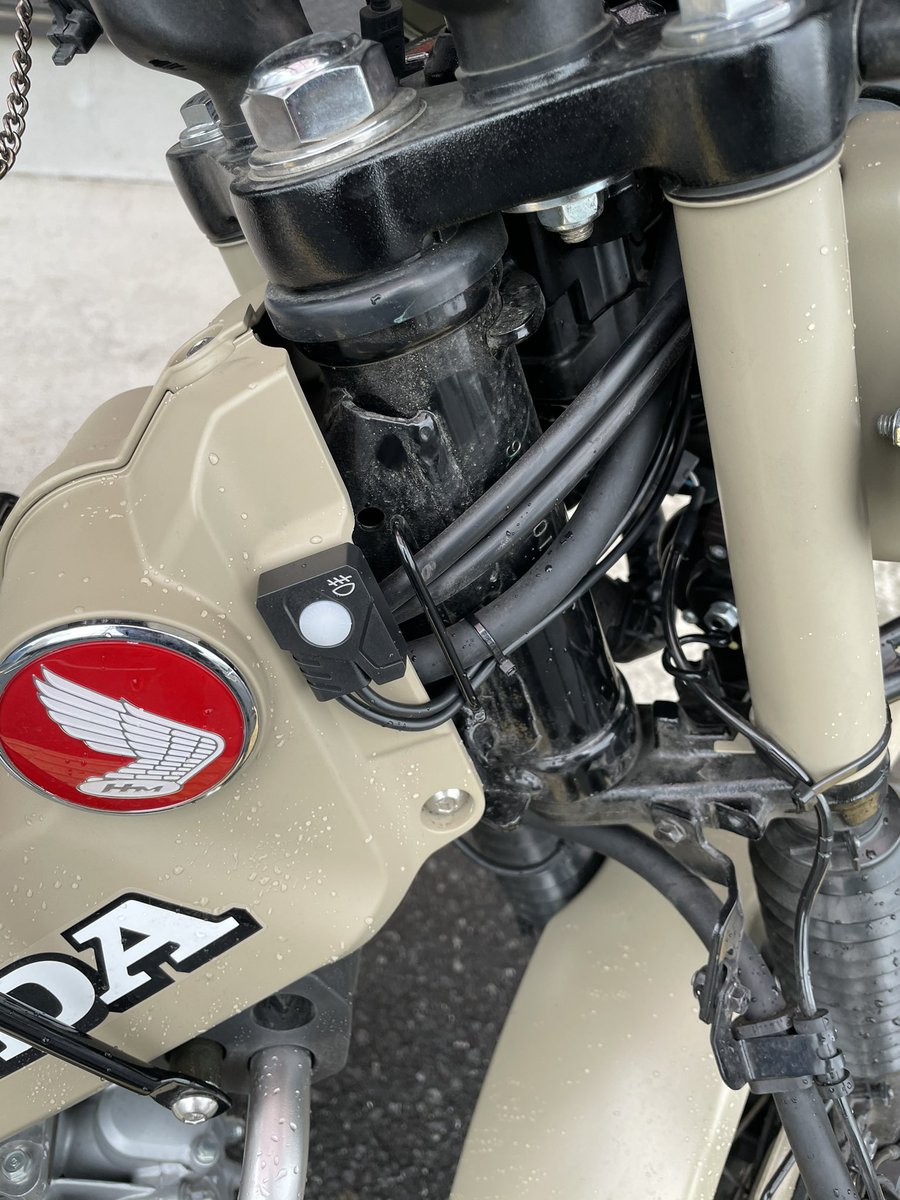 みるどっとp ハンターカブ改造計画第二弾 終了 フォグランプキットを取り付けてもらいました On Offはハンドル下部のスイッチで行なう エンジンoffに連動して自動で消灯するし エンジンがかかっていないと点かないので 点けっぱなしによる バッテリー