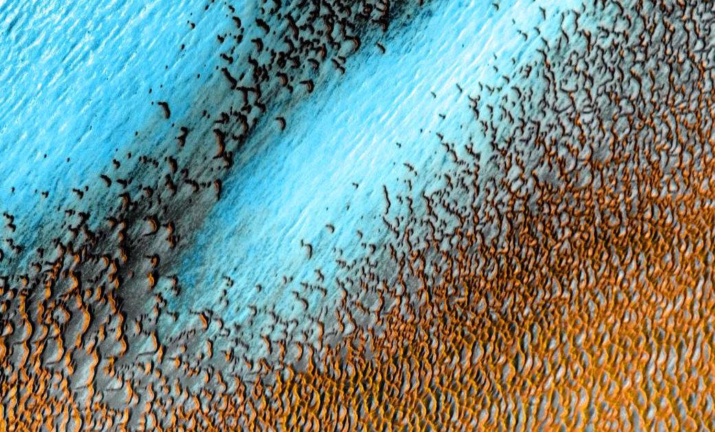 |imaginez vos prochaines vacances dans les dunes de mars...pour s’échapper !|Blue Dunes Ripple Across Mars’ Surface in a New Infrared Composite from NASA buff.ly/32jj8Qe