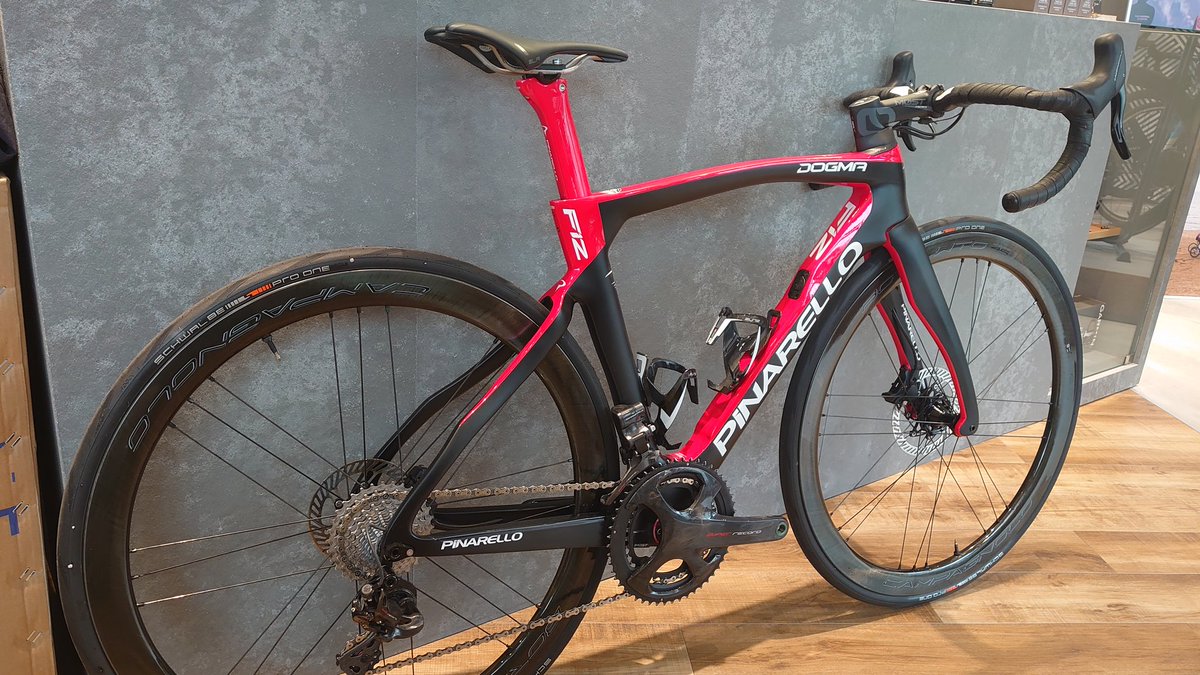 matavvv's tweet photo. フィッティング後に、コラムカットで格好良いぞ。#pinarello #campgnolo https://t.co/eIryLn0lFS