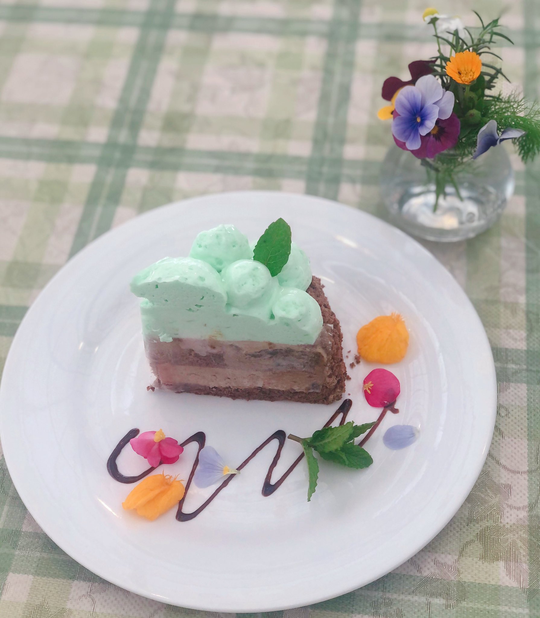 九十九里ハーブガーデン こんにちは 九十九里ハーブガーデンです 数量限定 季節ケーキのご紹介 チョコミントケーキ スイートチョコとホワイトチョコ使用しました ミントチョコのムースが優しく口どけ滑らかです ぜひお召し上がり下さい 九十九里ハーブガーデン こんにちは 九十九里ハーブガーデンです 数量限定 季節ケーキのご紹介 チョコミントケーキ スイートチョコとホワイトチョコ使用しました ミントチョコのムースが優しく口どけ滑らかです ぜひお召し上がり下さい