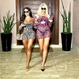 renanitte's tweet photo. anitta tava meses atrás se vestindo de kim kardashian no halloween e agora tá no mesmo evento que ela
o karma não falha pra girl from rio https://t.co/IzXvzAhWwW