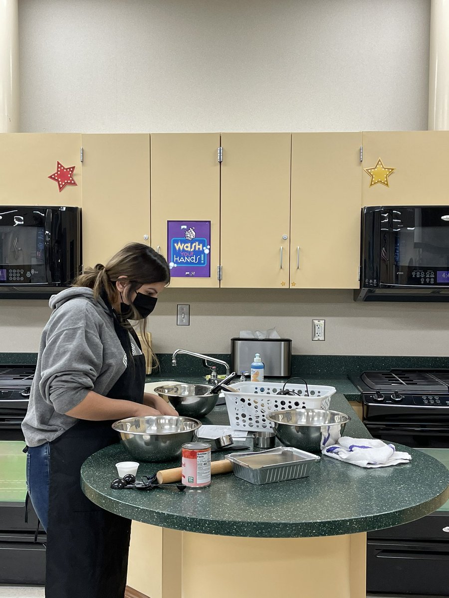 Love to see the students having fun in culinary class 💚💚. #summitstrong