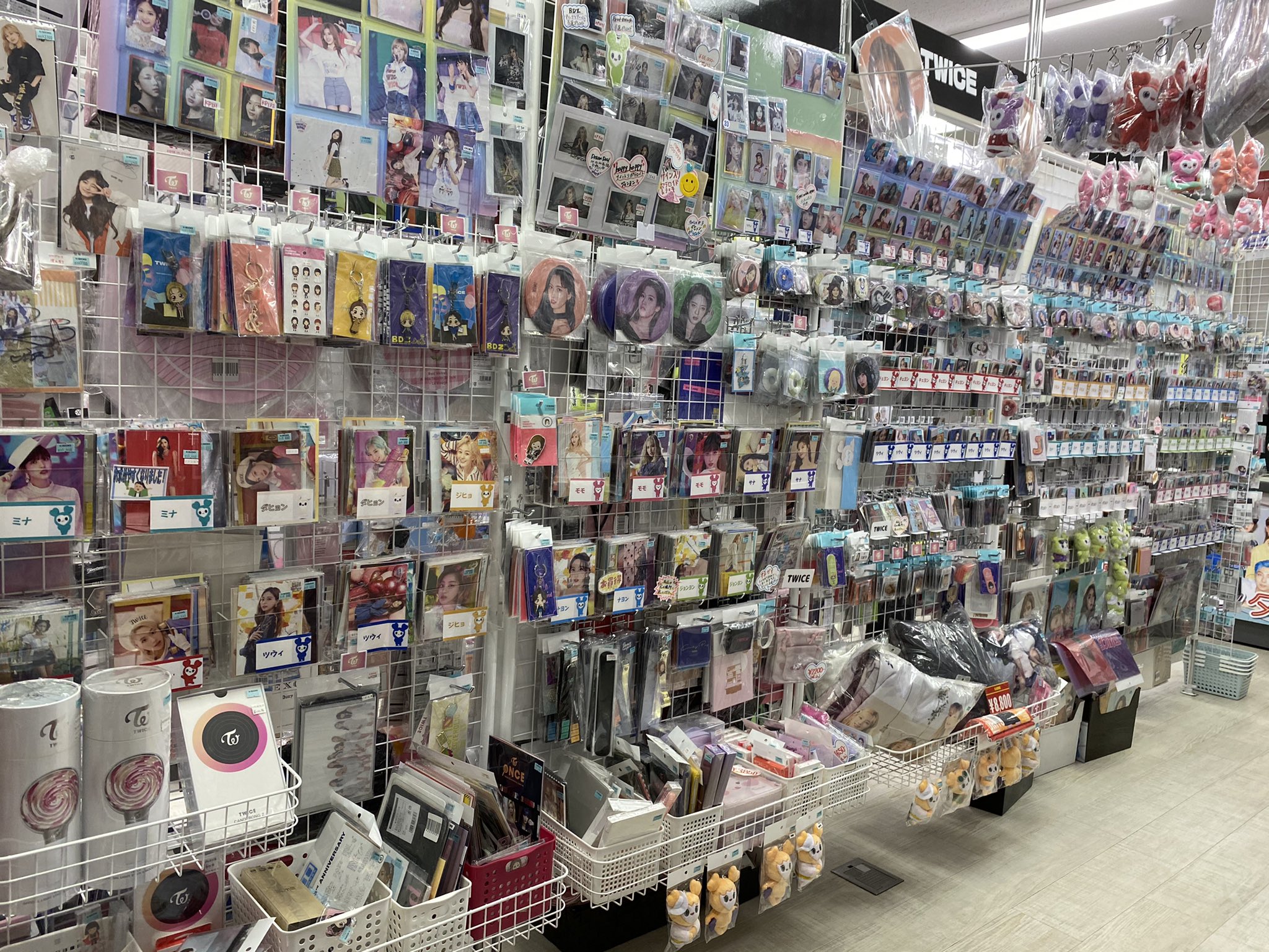 K Pop館 オープンしました 트와이스 Twice Twiceコーナー Twice公式グッズお探しの方は池袋へ モモのトレカを中心に大変お求めやすい価格となりました お買い得ですよ お見逃しなく Nayeon Jeongyeon Momo Sana Jihyo Mina Dahyun