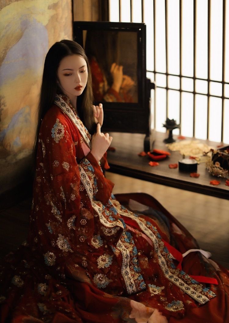 Có lẽ ta nên dừng lại thôi
Đã bao lần con tim rơi lệ
Và đớn đau kia ta mặc kệ
Trót thương chàng nên khổ trăm bề
Ta giờ đây không có đường về
Một dở dang, hai là dang dở
Vẫn tiếp tục đi hay là ở
Lựa chọn nào cũng lắm thương đau