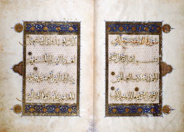 QarisT's tweet photo. Kedua Al-Quran ini ditulis pada waktu yang hampir bersamaan, yaitu abad ke-8 Hijriah. Yang satu adalah Al-Quran Sultan Baybar dari Kairo (705 H) dan yang satu lagi adalah Al-Quran Uljaytu dari Mosul, Irak, ditulis pada tahun 710 Hijriah). https://t.co/31i25EfasN