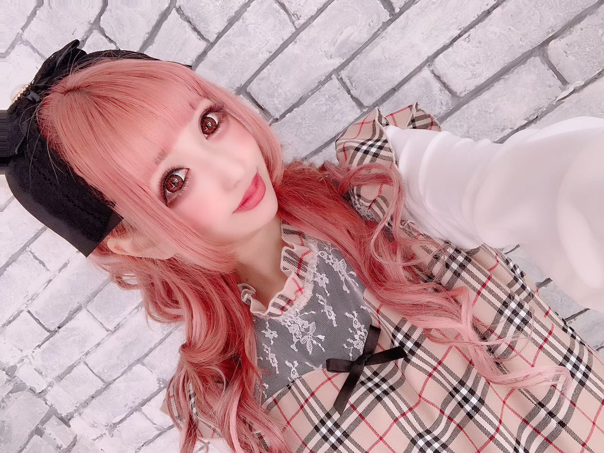 GiTec's tweet photo. 顔の印象が明るく見えるオシャレなチェックのワンピース🌸🥂
こちらも残りわずかでだよ♪
#109春コレ https://t.co/IH24E9o9pZ