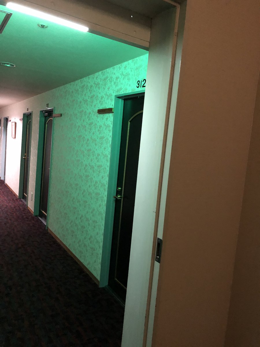 tuitainfo's tweet photo. 仕事で長崎��のホテルフラッグス諫早に宿泊

改装された新館は綺麗で快適♪

だけど…

散歩がてら旧館を通ったらオバケでそうなくらい古くて格差ありすぎ👻 https://t.co/CGsadCagiO
