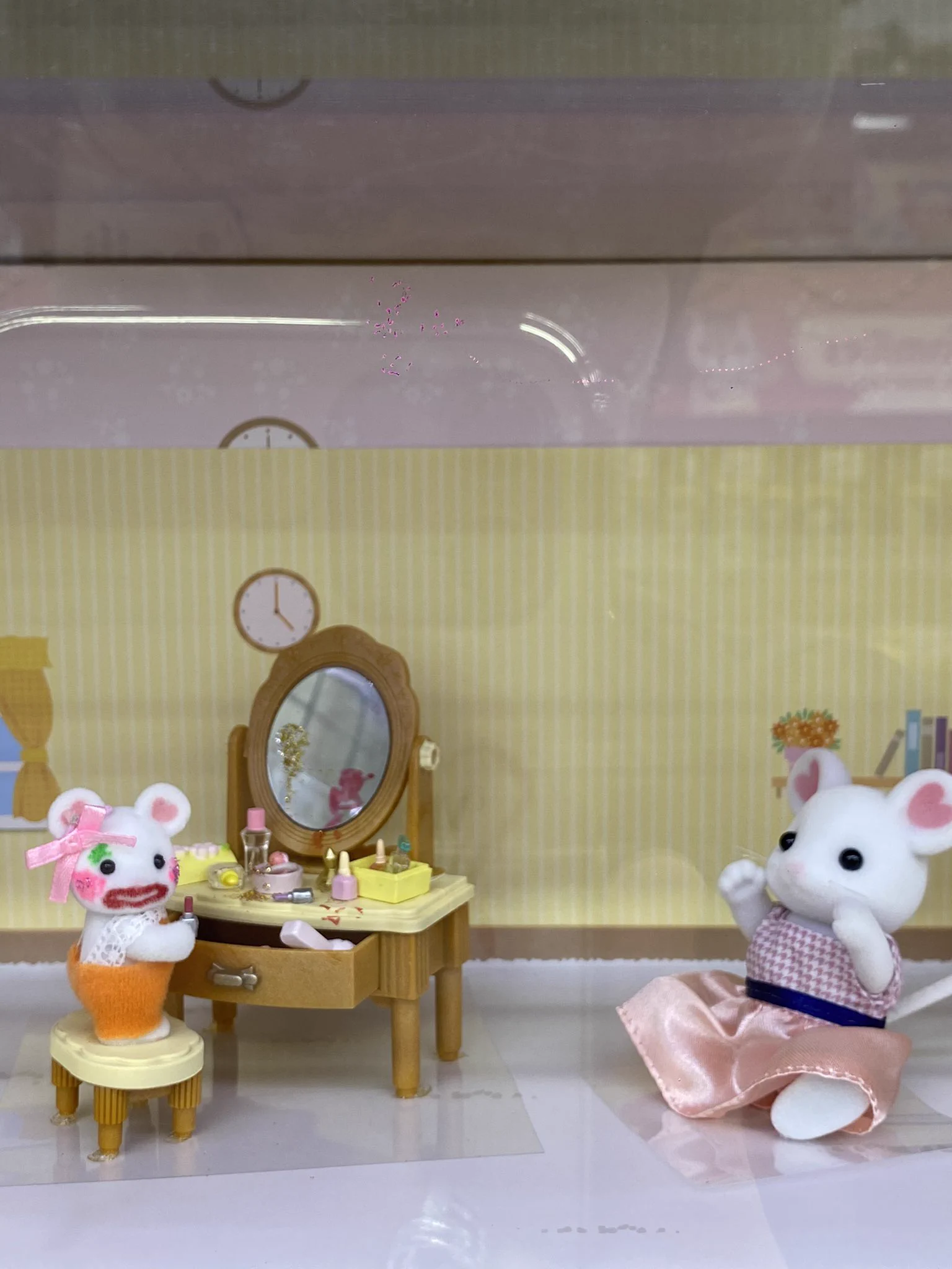 @jagaumaja わたしも数日前吉祥寺のヨドバシで見てディスプレイのセンスに脱帽してしまいました、、😳スタッフさん素晴らしいです👏
ドレッサーでいたずらしてるマシュマロねずみの赤ちゃん、可愛かったですよね😂💓 