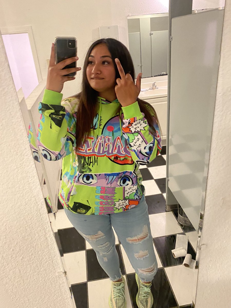 keeyaah15's tweet photo. Drunk pics in the bathroom 😂 I don’t remember these tho . https://t.co/GmofzwQY2u