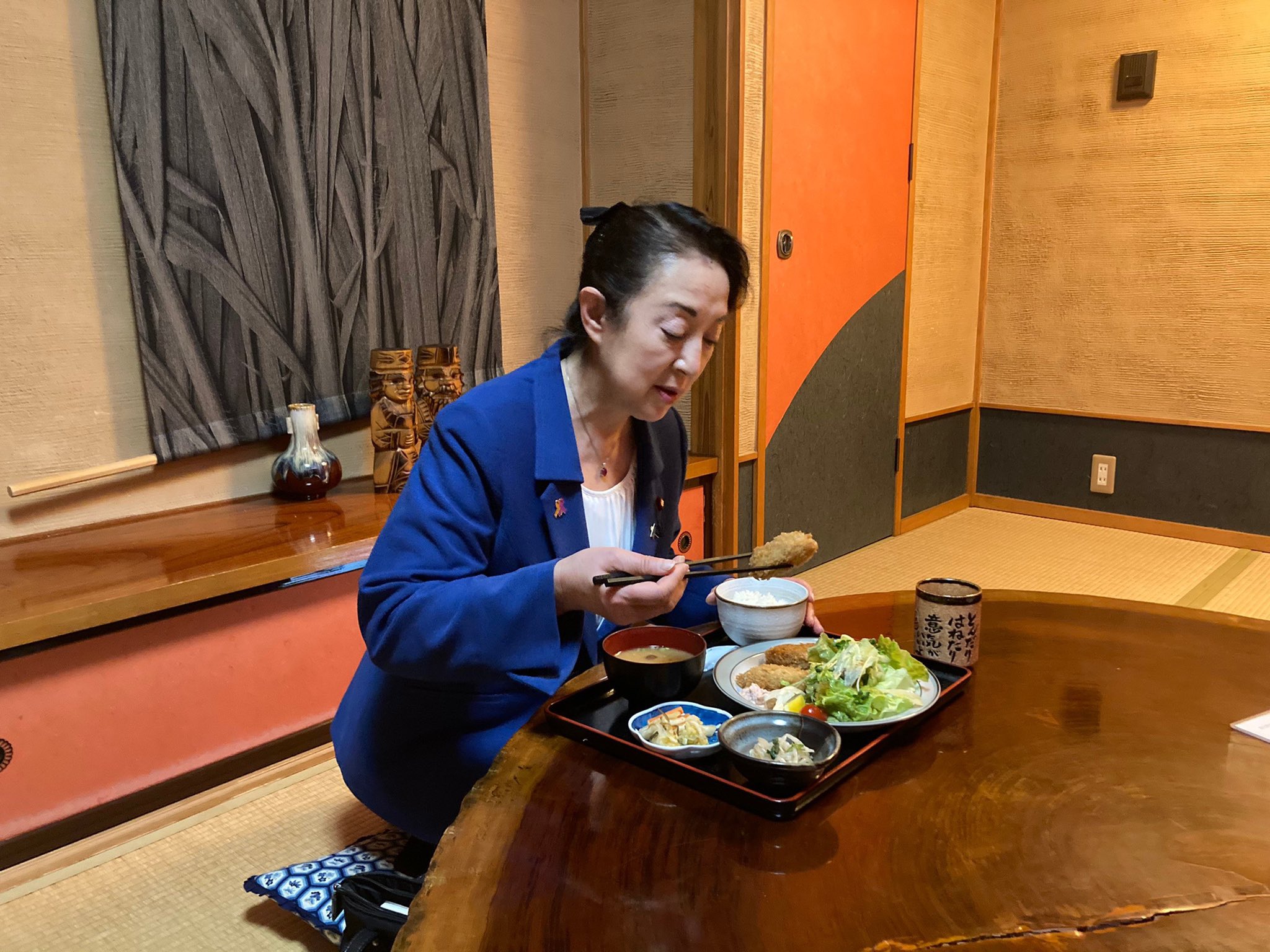 尾身朝子 父 尾身幸次の代からお世話になっている沼田の津岐鮨さん お寿司もお勧めですが ランチも美味しいですよ と言われ 大好物のカキフライ定食に舌鼓 特製のタレもついて本当に美味でした 別のお客さんから 尾身先生ですよね と声をかけ