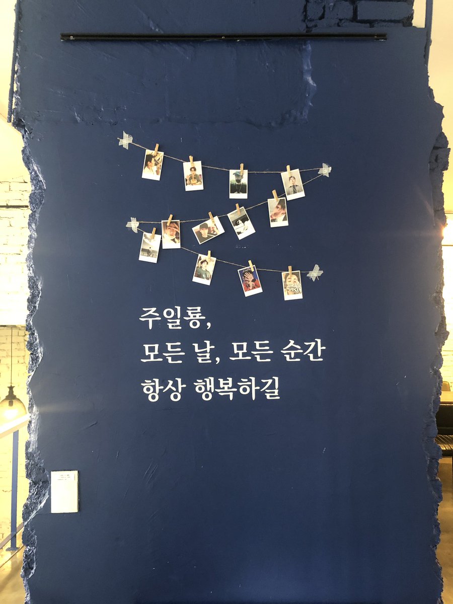 meloming_p's tweet photo. 일룡 생일 카페 다녀왔슴당~💖💕🎂🎁🎉  지난주에 이어 또 눈물을 흘린...
(˘̩̩̩ε˘̩ƪ)여기도 낙원임😭😭👍🏻❤️💖

#4월의_붉은용 
#HAPPY_ZHU_DAY
#우���의_태양은_너야 https://t.co/InJBNfHzIW
