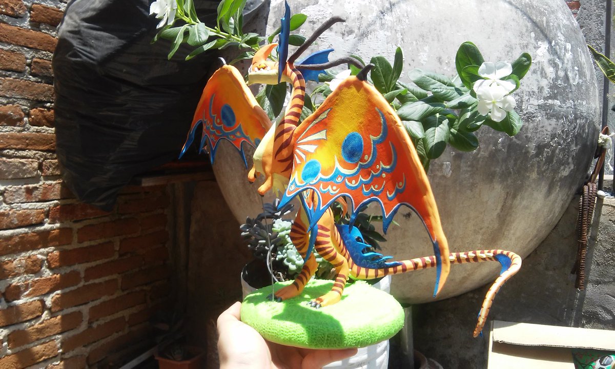 invaderphantom2's tweet photo. Dragon "Death song" hecho en porcelana fria.
#httyd
#death_song
#dragons
#porcelaincold
#sculpulture
#schoolofdragons https://t.co/4F9vtiRQeg