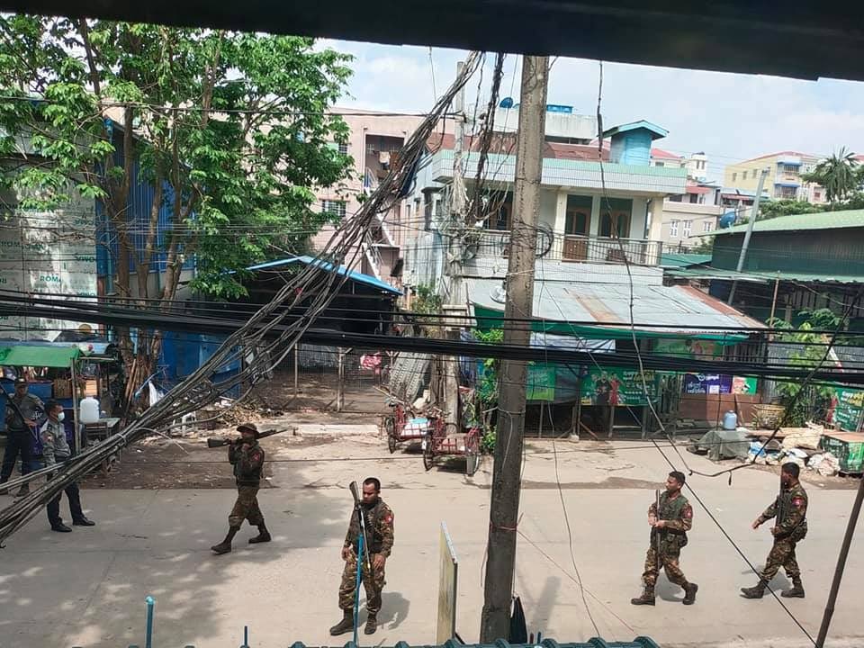 nslwin's tweet photo. Mayangone, Yangon:

Terrorists (#Myanmar security forces) arrived in Tabin Shwe Htee Street, Ward 1, Thamaing to terrorize the civilians.

#WhatsHappeningInMyanmar #Apr17Coup #MilkTeaAlliance https://t.co/8t9HfJyin8