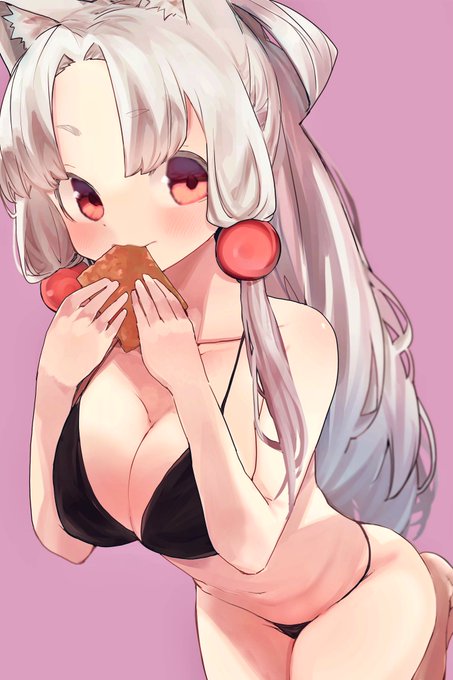 油揚げを食べるイタコ姉様。 