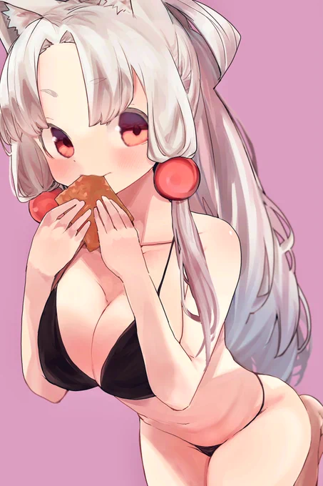 油揚げを食べるイタコ姉様。 