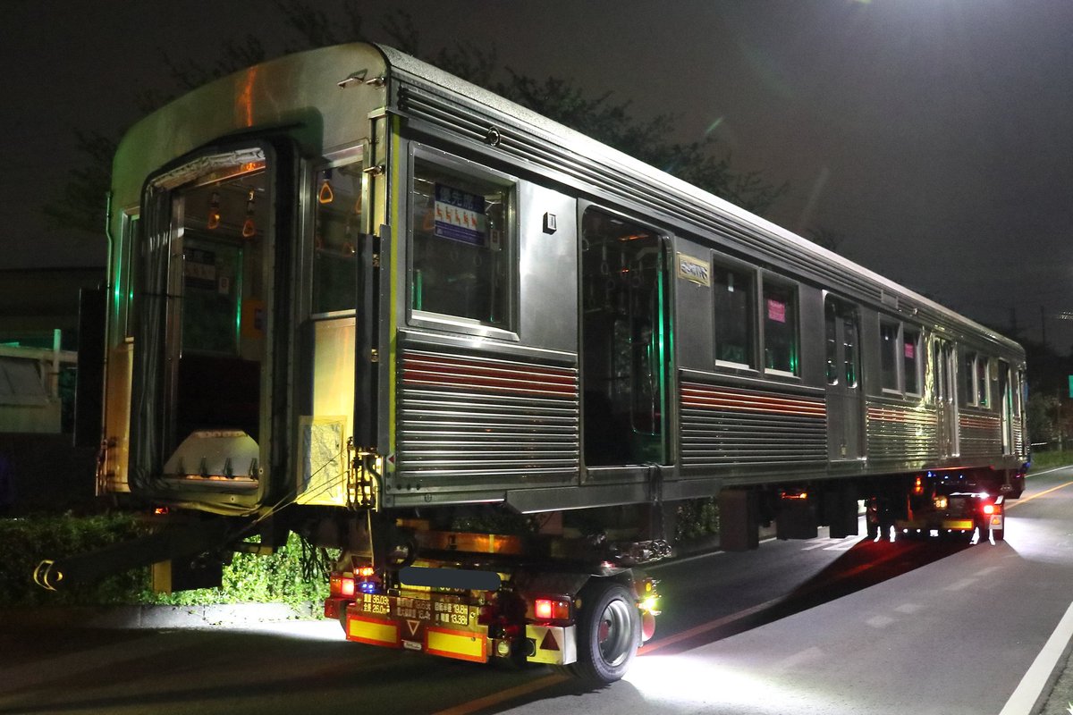 Tokuchan4698606's tweet photo. 2021年4月15日(木)
東急8500系8634F
解体に伴う廃車陸送
第4回目の廃車陸送です。
デハ8634(1号車)・デハ8778(2号車)が搬出されました。
たくさんの人に見守られながら、解体場へと旅立っていきました。
#東急8500系
#8634F https://t.co/w3xwHHwhtz