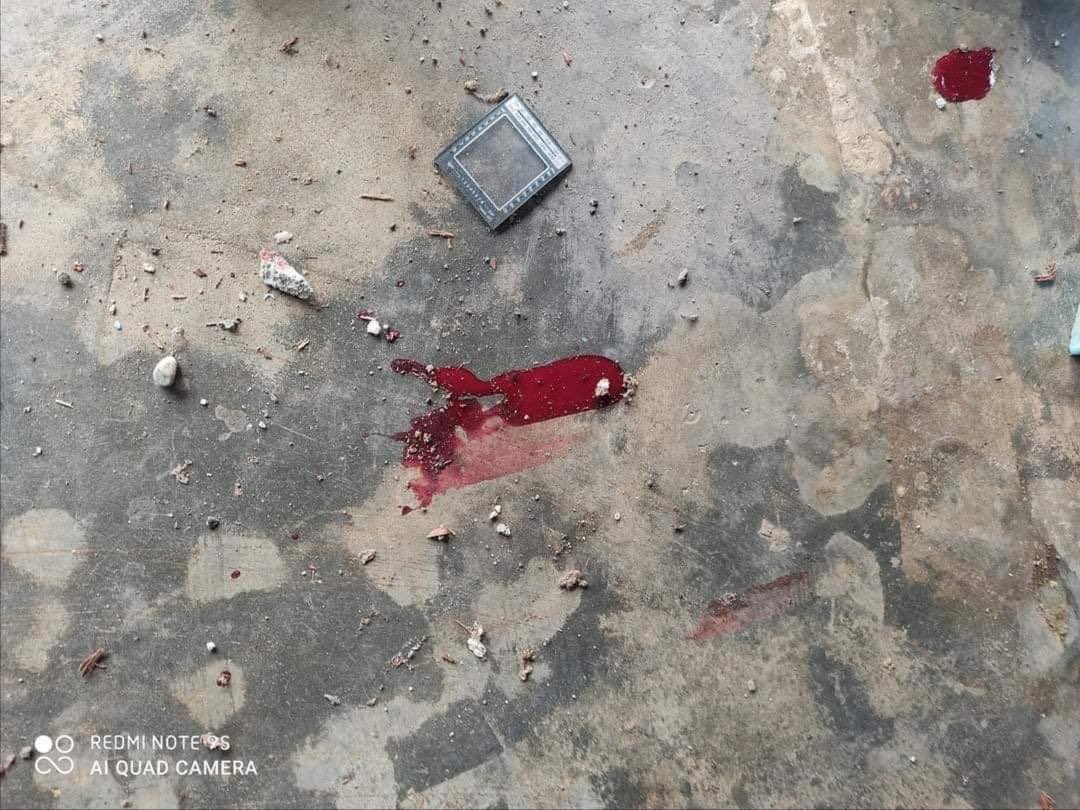 Emeraldyeol's tweet photo. In Myitkyina, military junta attacked with artillery in alalmawphaung village. Due to the attack, residents got seriously injured and the house got destroyed. NUG ASSEMBLE #WhatsHappeningInMyanmar #OpCCP #Apr17Coup https://t.co/56lu08ZCyN