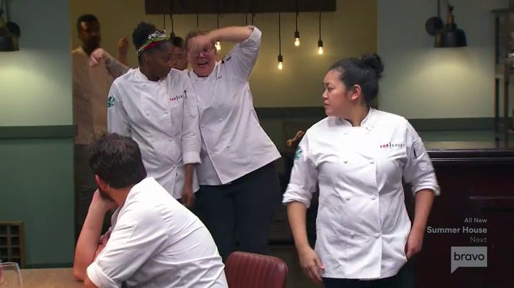 misskeelahrose's tweet photo. Dawn Burrell was probably glad to see @grittybritty pack her knives after this obviously unwelcome contact. That body language is peak "Why the fuck are you touching me." 😂😂😂😂😂
#TopChef #TopChef2021 #TopChefPortland #nohandsplease #backupoffme #girlIfeelyou https://t.co/uRjHAoFRlj