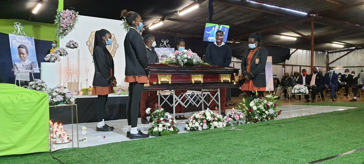 TeamNews24's tweet image. #lufunomavhunga 's funeral is underway in Thohoyandou. Family, friends and government officials are in attendance.  #RIPLufuno (@Sesona_Ngqaks)