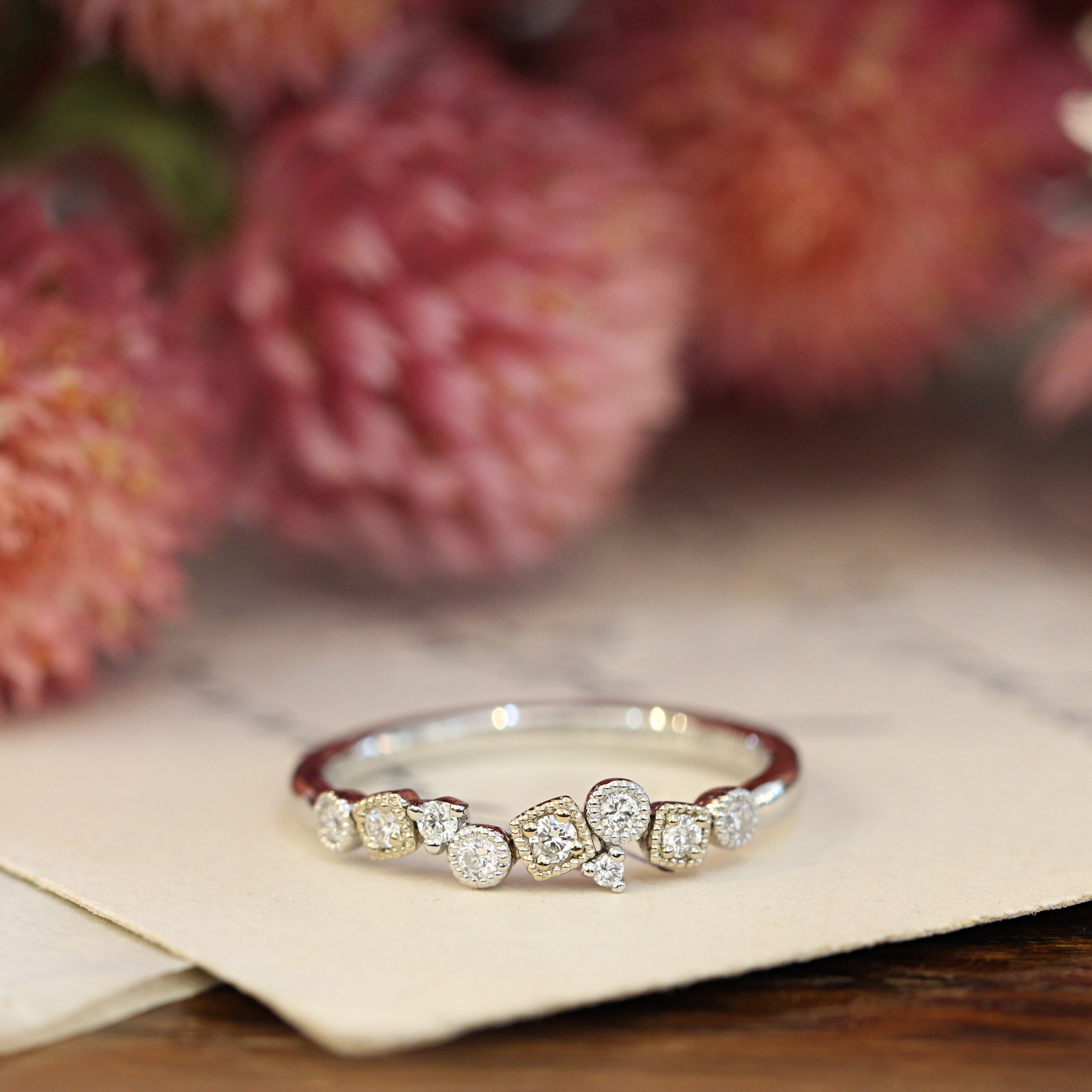 小さな工房jewelry Petit 金属はプラチナと シャンパンゴールド ダイヤモンドは動きのある並びで 毎日身につけたくなる 可愛い婚約指輪となりました こだわりのデザインを 上手に手作りいただきました ご婚約おめでとうございます T Co