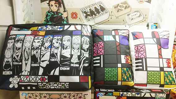 シャトーｅｘ プライズ情報 当店にて取扱い中のプライズよりオススメをご紹介 鬼滅の刃 トラベルポーチセット ポケットモンスター しっぽみてみて ぬいぐるみ ピカチュウ エイパム キモリ ヒコザル リラックマ Rilakkuma Style 保冷レジ