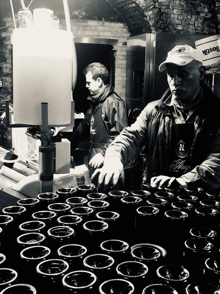 dArapriSpumanti's tweet photo. Momenti di quotidianità : #degorgement
#spumanteitaliano #spumanteclassico #darapri #sansevero #daunia #puglia #sparklingwine #istawine
#enjoydarapri #daraprí https://t.co/h8sTutYHVN