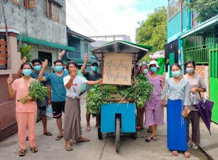 LaeLaeMon23's tweet photo. Insein, Yangon: Grocery and Vegetables donation drive - “Those who are in need can take and those who have extra to donate” bazaars were held in Insein, MyoThit and 10 miles on Myanmar New Year day.
#WhatsHappeningInMyanmar #Apr17Coup 

https://t.co/kyIafkJWLJ