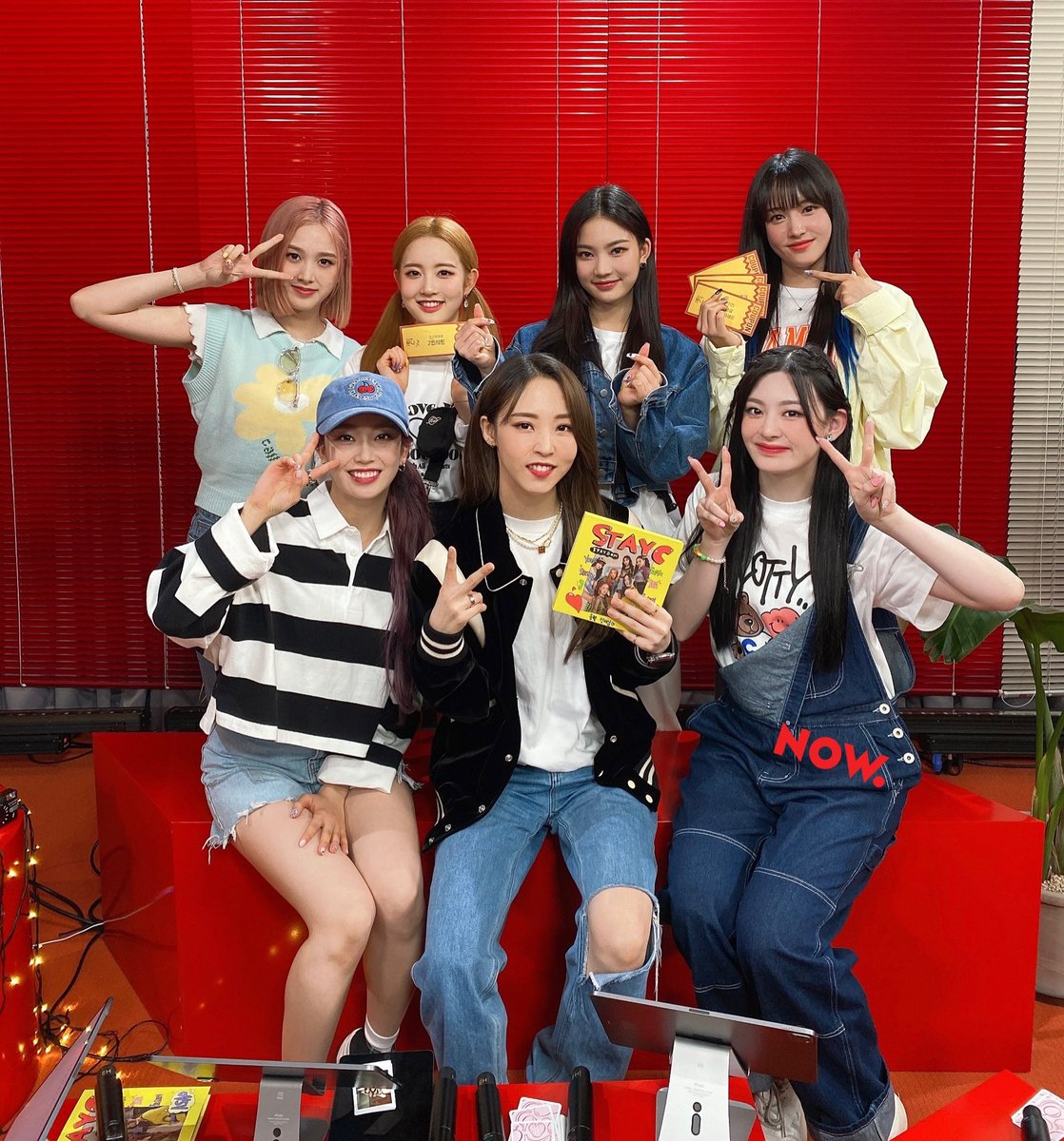 npop_zip's tweet photo. 짱테이씨 귀엽고 사랑스럽고💕 못하는 걸 못한다는 걸 자랑하고 간 #studio문나잇🌙 문대표(#마마무 #문별) 방송 끝나도록 #스테이씨 앨범 보고 또 보고✨ 문쿠세트 아끼지 말구! 또 놀러오자요🧸 #NOW온에어 #MAMAMOO #STAYC https://t.co/A06SwRUcSJ