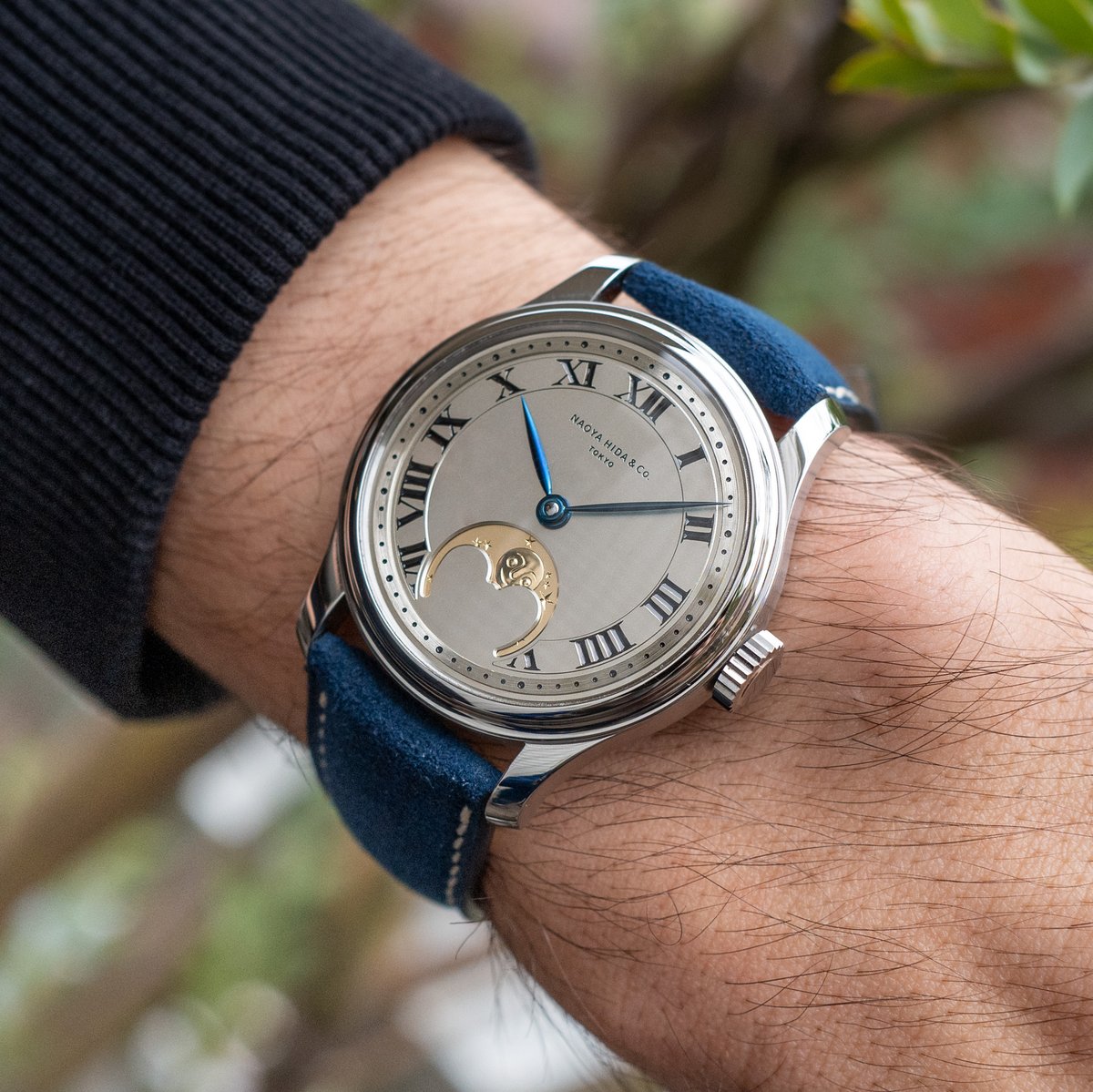 Hodinkee Japan 時計メディア Naoya Hida Co Nh Type 3a 同社で初めてローマ数字インデックスとムーンフェイズを搭載したモデル 月のモチーフは 岡本太郎の彫刻作品たちからインスピレーションを得ているもので他のブランドとは異なる独特の印象の Hodinkee Japan 時計メディア Naoya Hida Co Nh Type 3a 同社で初めてローマ数字インデックスとムーンフェイズを搭載したモデル 月のモチーフは 岡本太郎の彫刻作品たちからインスピレーションを得ているもので他のブランドとは異なる独特の印象の
