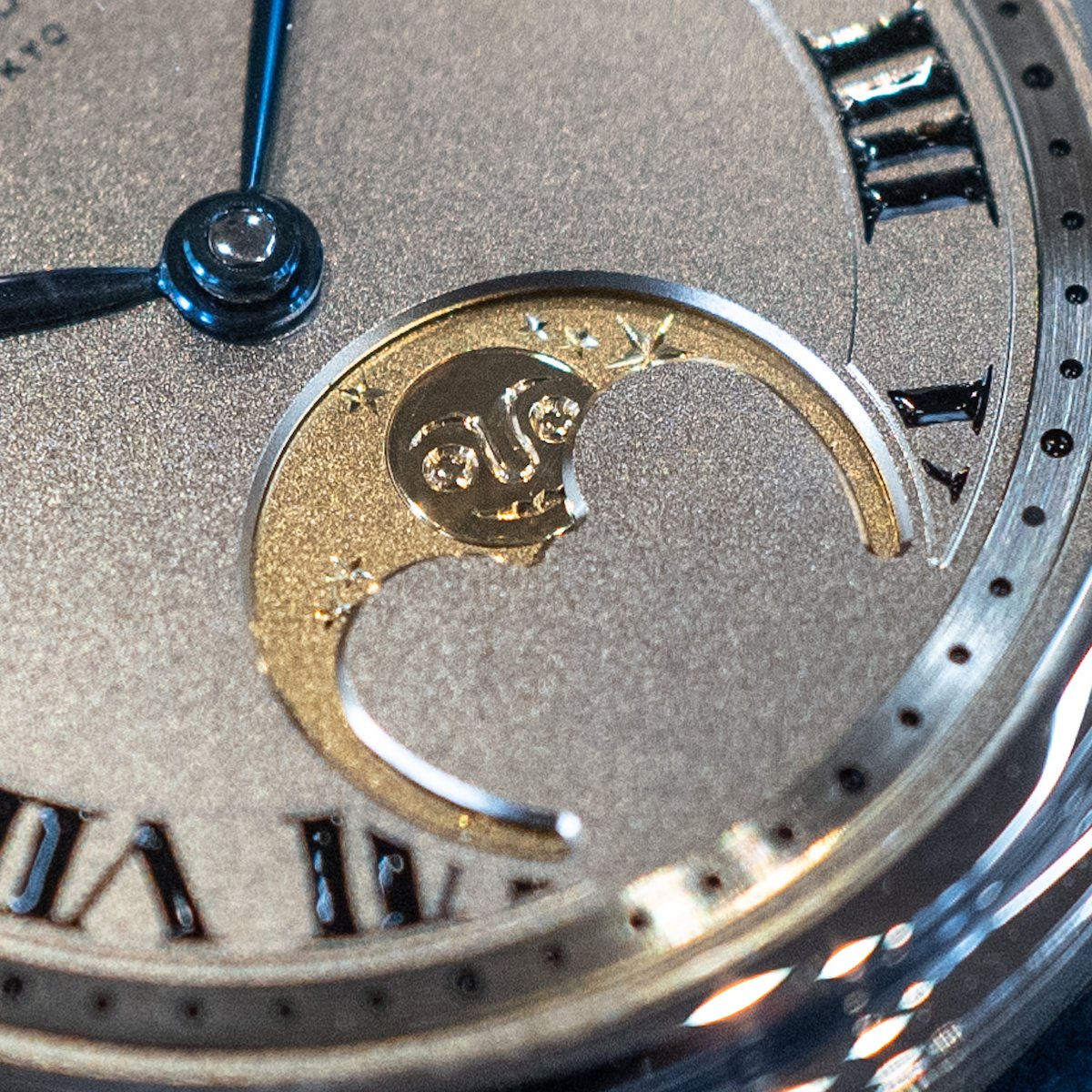 Hodinkee Japan 時計メディア Naoya Hida Co Nh Type 3a 同社で初めてローマ数字インデックスとムーンフェイズを搭載したモデル 月のモチーフは 岡本太郎の彫刻作品たちからインスピレーションを得ているもので他のブランドとは異なる独特の印象の Hodinkee Japan 時計メディア Naoya Hida Co Nh Type 3a 同社で初めてローマ数字インデックスとムーンフェイズを搭載したモデル 月のモチーフは 岡本太郎の彫刻作品たちからインスピレーションを得ているもので他のブランドとは異なる独特の印象の