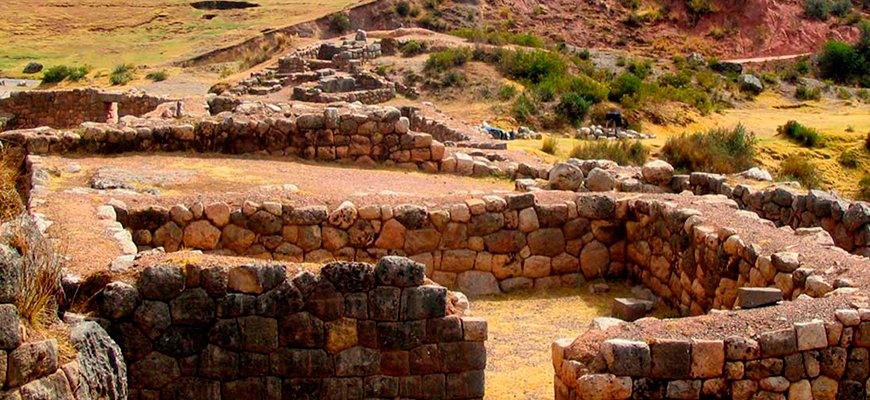 Our next stop is the archaeological site of Puka Pukara (in the indigenous Quechue language puka means red & pukara means fortress, so the name literally means Red Fortress). It was built for the defence of Cusco and the Inca Empire.