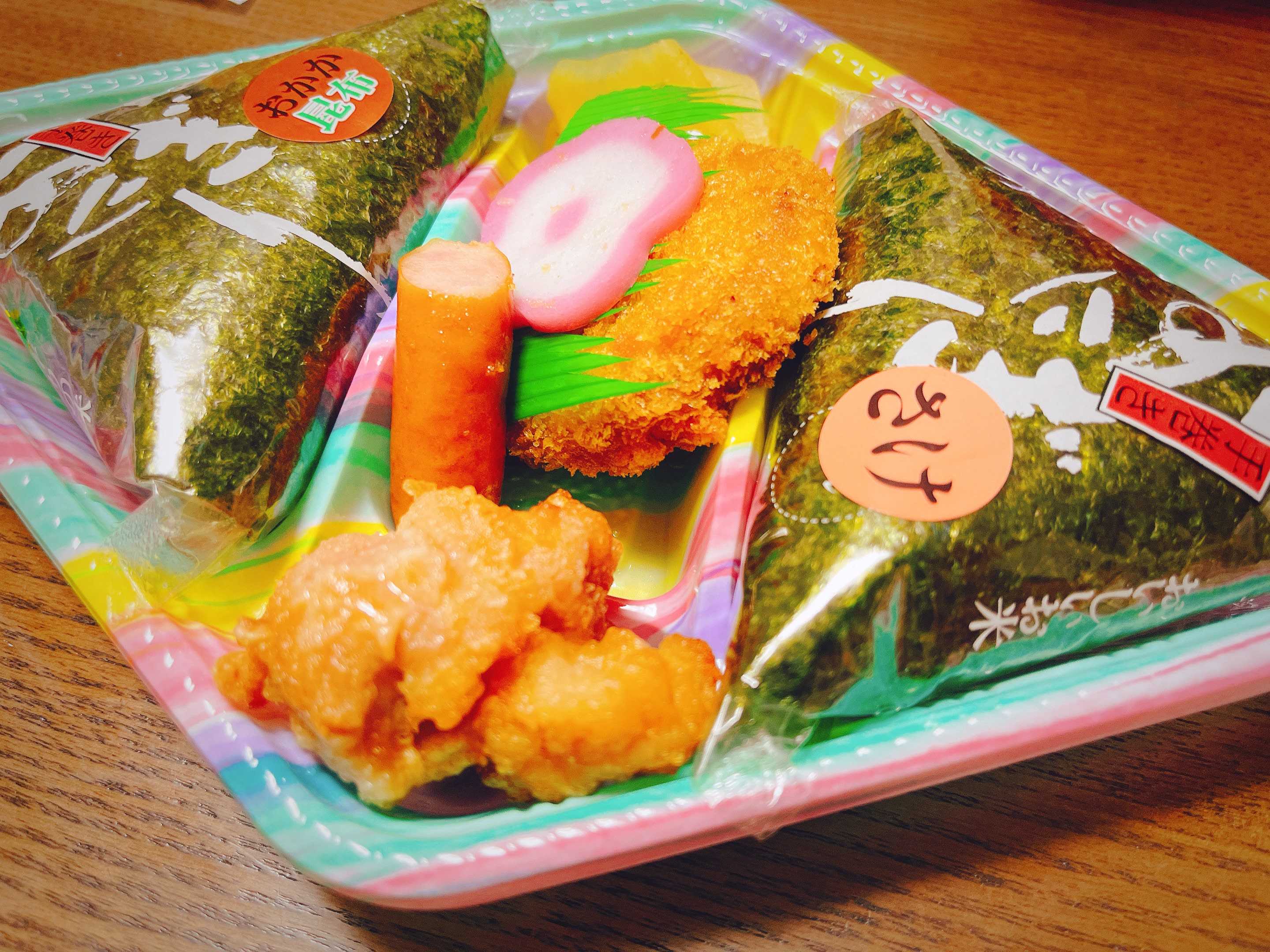 ぽこぽん ほっともっとのおにぎりセット 久しぶりに買ってみたけど記憶と変わらず良い おにぎりの袋 慣れなくて一瞬開けづらいｗ でも昔は全部これやった気がする コンビニの納豆巻きみたいな開け方 懐かしい笑 ほっともっと おにぎりセット