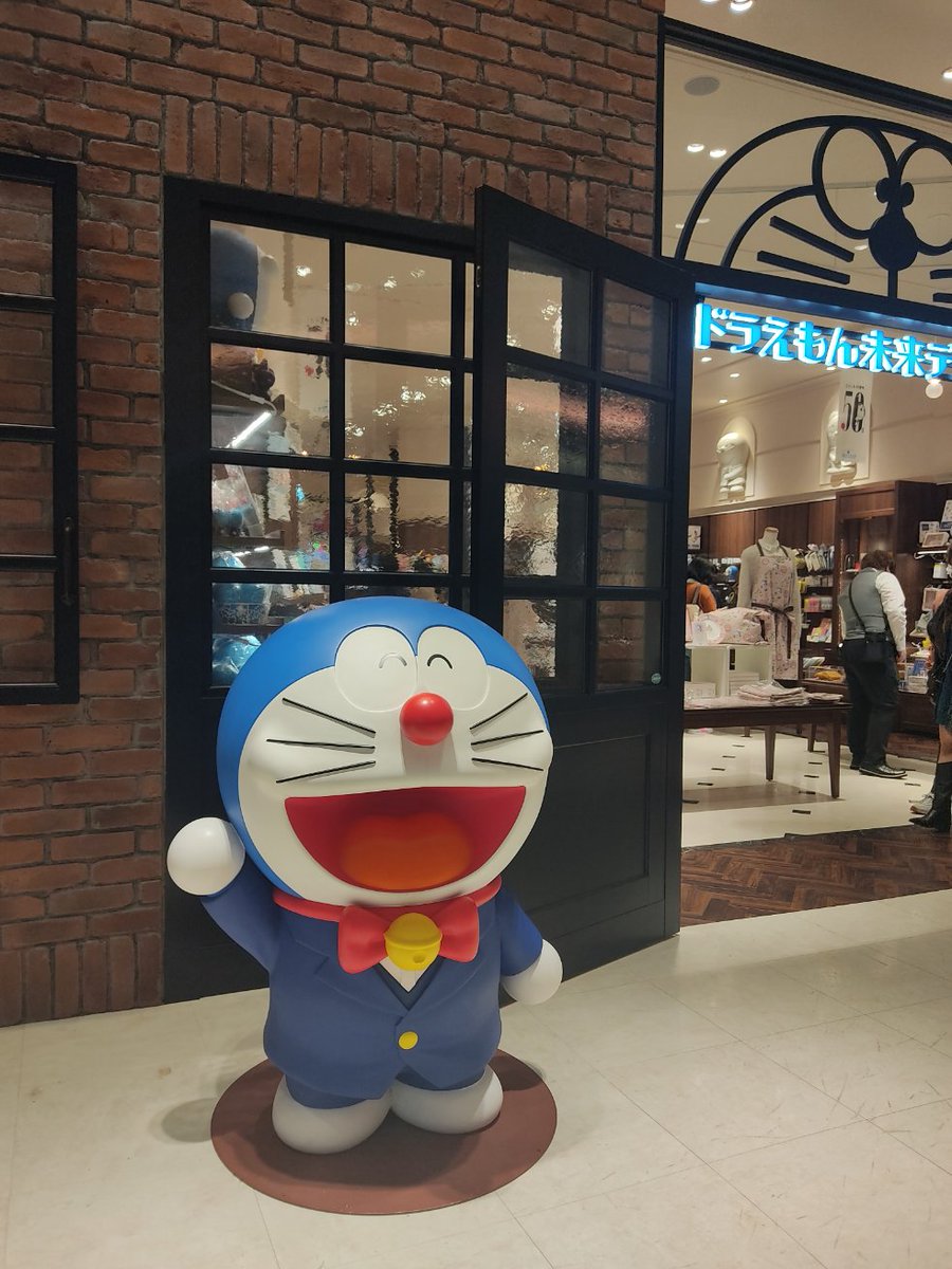 Beberapa pengalaman baru kali ini adalah masuk mall dan makan di pujasera. Makan kari level paling pedas. Paling pedasnya restoran itu masih di bawah standar DAD. Ada toko Doraemon beserta museum kecilnya, juga musem t*hi. Uhh. Fokus ke Doraemon saja, si biru ini memang imut.