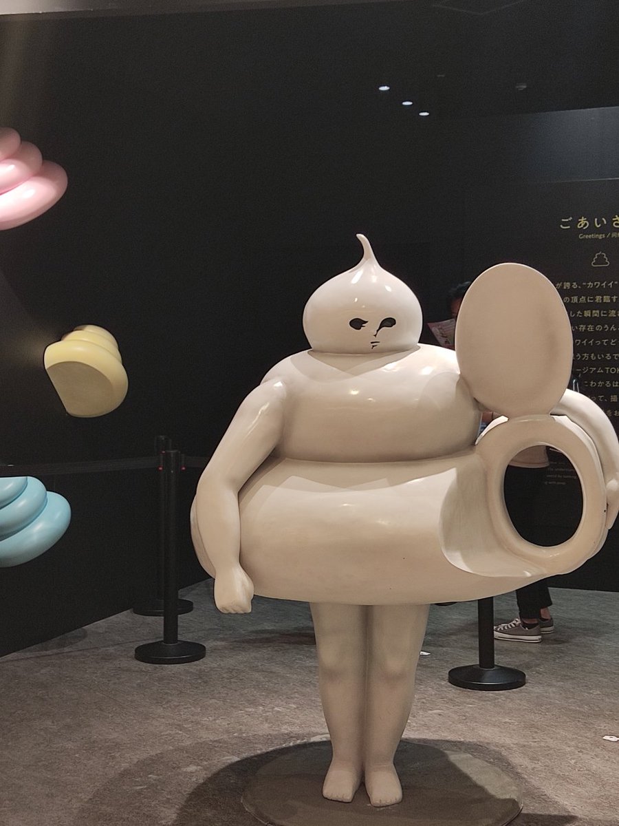 Beberapa pengalaman baru kali ini adalah masuk mall dan makan di pujasera. Makan kari level paling pedas. Paling pedasnya restoran itu masih di bawah standar DAD. Ada toko Doraemon beserta museum kecilnya, juga musem t*hi. Uhh. Fokus ke Doraemon saja, si biru ini memang imut.