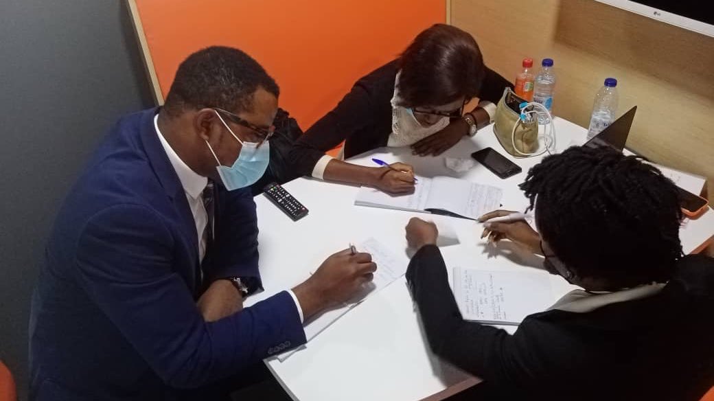 FRauCameroun's tweet photo. #Hackathoncitoyen En route vers le #SommetAfriqueFrance ! Ateliers à #Douala sur la gouvernance et la participation citoyenne 🤔 Exemple de problématique : comment repenser la citoyenneté ? https://t.co/0yfl11D3Te