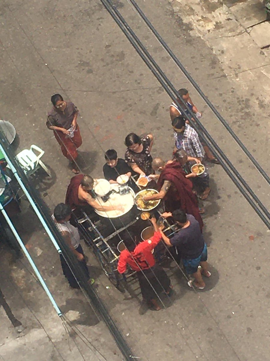MieMieK25963767's tweet photo. Beautiful is seeing that venerable monks giving away rice and curry to the needy civilians  in Myanmar without discriminating religion and race.#whatshappeningnowinmyanmar #valuehumanity #April17Coup https://t.co/Fic5UuaJ5y