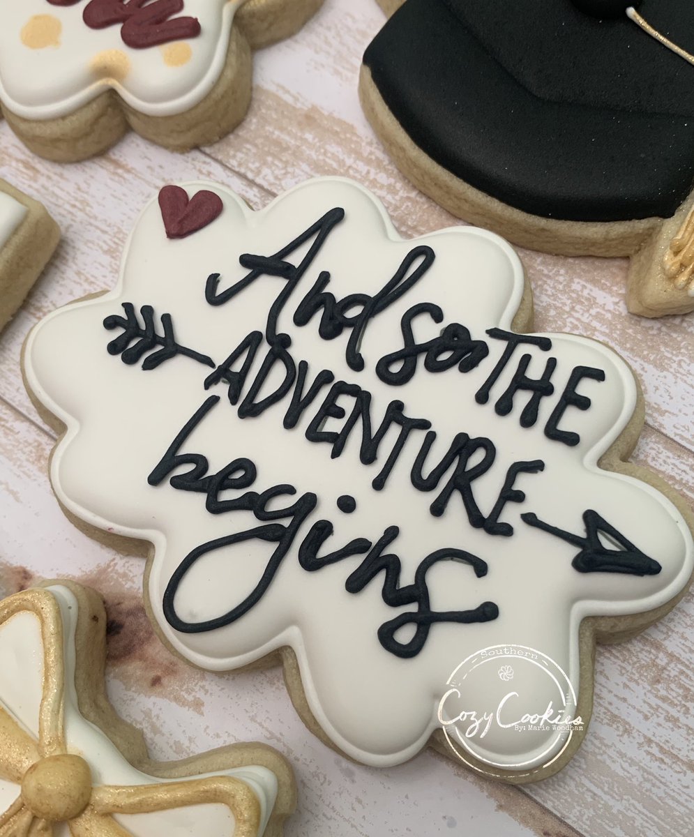 SC_Cookies's tweet photo. This is from a graduation set I did last year!! https://t.co/imIbjLT7fx