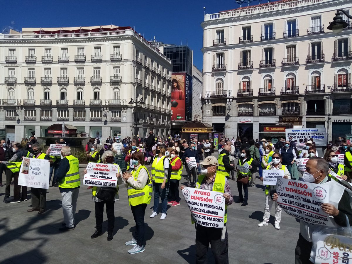 JovenPensionist's tweet photo. Hoy en Puerta del Sol estado desde @JovenPensionist
apoyando las reivindicaciones por una Sanidad Pública de calidad, junto a @Coorpenmadrid. Queremos unas valoraciones para Incapacidades Permanentes justas y NO revisables.
#GobierneQuienGobierne 
@CoespeOficial https://t.co/Zwm6v6m7gM
