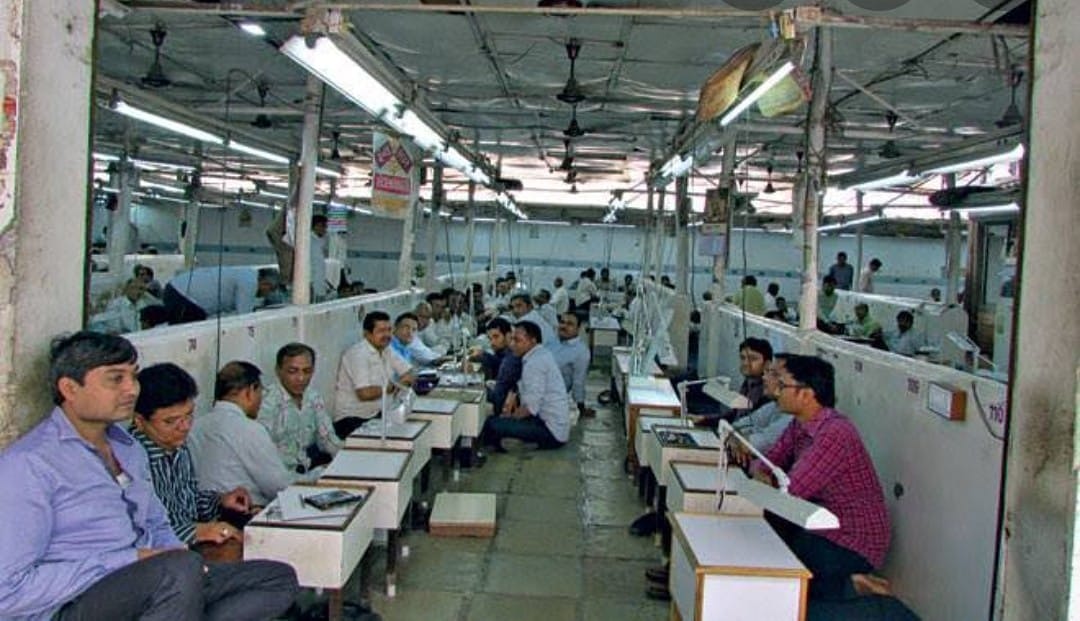 oursuratcity's tweet image. The Surat Diamond Brokers Association has unanimously decided to hold a voluntary lockdown in the diamond markets in Surat, including Mahidharpura, Mini Bazaar, Choksi Bazaar, on Saturday and Sunday.

 #Surat #Covid19 #voluntarylockdown #news