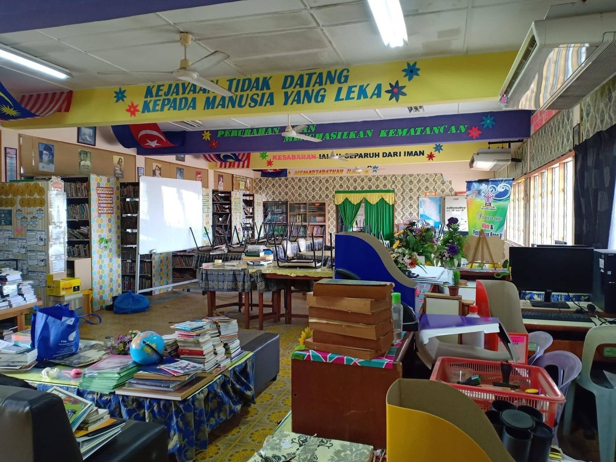 beritaseremban's tweet photo. Perpustakaan sekolah mana ni ? 

Memang Terbaik , dah macam lepak dekat coffee shop. https://t.co/rythAstAA9