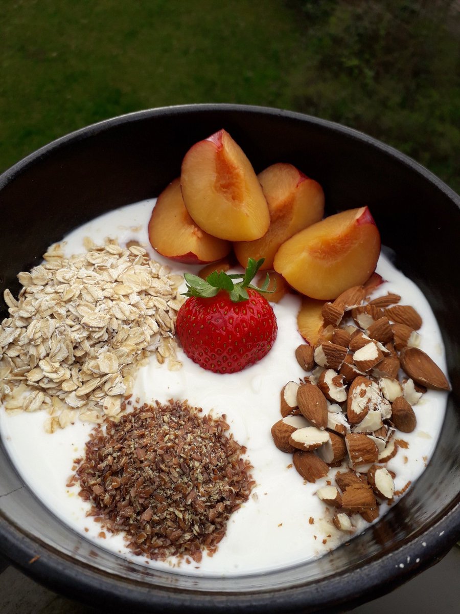 JensAusHamburg's tweet photo. #Joghurt mit #Pflaumen, #Erdbeere, #gehackte #Mandeln, #geschroteter #Leinsamen und #kernige #Haferflocken.
#breakfastforchampions https://t.co/qHWEeUue9h