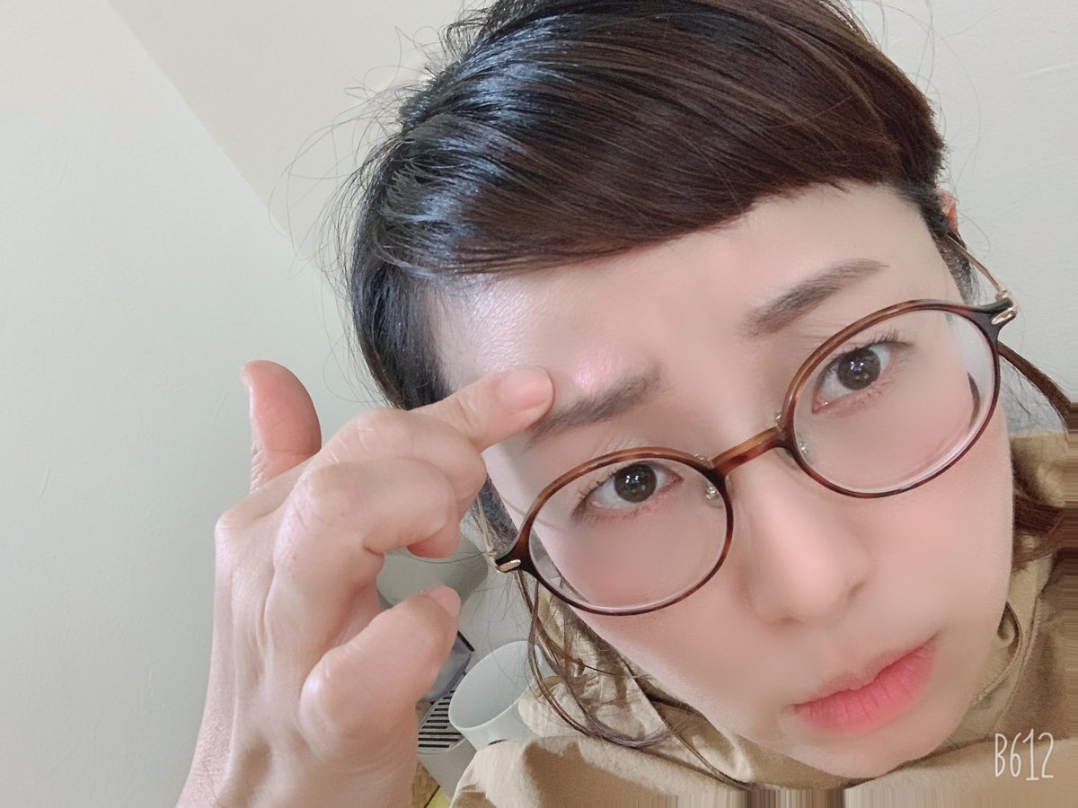 深谷里奈 なんか眉毛の上がいたい なんかできてるのか 知らないうちにぶつけたのか 眉毛の上全体が痛いのです たんこぶできてないのに 前髪が リ中隊長みたいになってしまっている 汗 あ 名古屋で愛の不時着展ありますね 愛の不時着